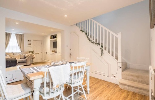 Little Shelford House | Top-Rated 3 Bedroom Cottage with Beautiful Garden Oasis
