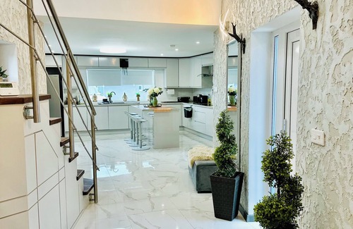 Monasterevin House | Charming 3-bedroom property with free WiFi and parking near Kildare village