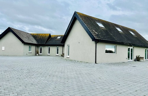 Monasterevin House | Charming 3-bedroom property with free WiFi and parking near Kildare village