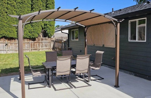 East Wenatchee House | Exceptional 3-Bedroom Home with Pool in East Wenatchee