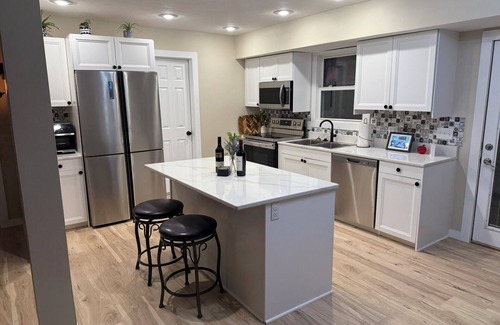 Russells Point House | Charming 3-bedroom house with AC, WiFi Large Yard, Close to Lake