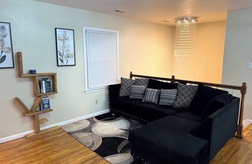 Norfolk - Virginia Beach House | Charming 3-bedroom upstairs unit apartment with WiFi and AC in Virginia Beach!
