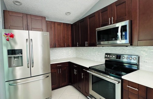 Coral Springs House | Charming 3-bedroom house with WiFi, AC in Coral Springs