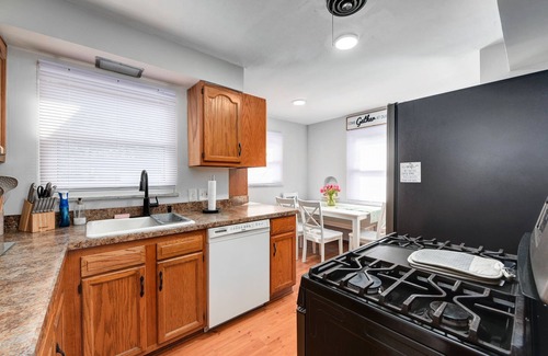 Fairview Park House | Inviting 3-Bedroom Bungalow with Ocean View in Cleveland