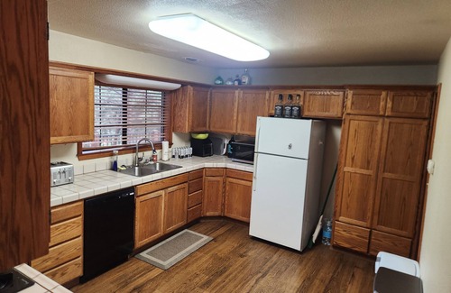 Placerville Cabin | Charming 3-bedroom cabin with WiFi, AC in Pollock Pines