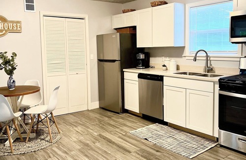 Edinboro House | Charming 3-bedroom bungalow in delightful Edinboro with AC, WiFi