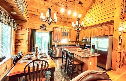 Shenandoah Cabin | Charming 3 bedroom cabin in Shenandoah with hot tub, firepit and river access