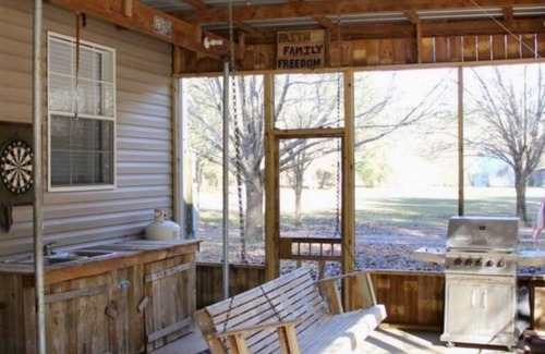 Wilkinson County Cabin | Charming 3-bedroom cabin in welcoming Crosby with WiFi, AC