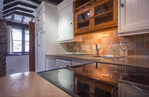 Tiverton Apartment | Inviting 3-Bedroom Cottage with Indoor Pool & Sauna in Devon