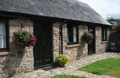 Tiverton Apartment | Inviting 3-Bedroom Cottage with Indoor Pool & Sauna in Devon