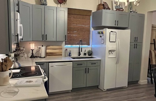 Denison House | Charming 3-bedroom cottage with relaxing outdoor space in downtown Denison.