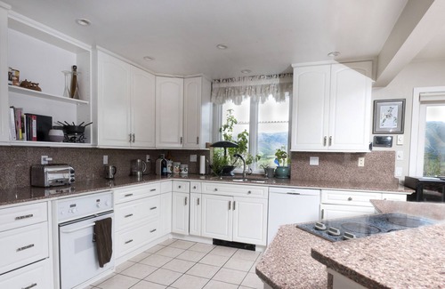 Brush Creek Village House | Inviting 3 Bedroom Family House with Hot Tub and Views