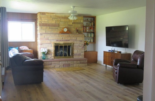 Durango House | 3-Bedroom Farmhouse with Breathtaking Lake Views & Pool