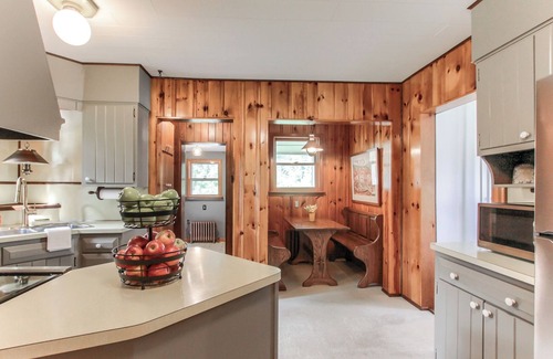 Loyalton House | Charming 3-bedroom house with WiFi, AC in serene Harrisburg