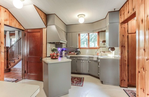 Loyalton House | Charming 3-bedroom house with WiFi, AC in serene Harrisburg