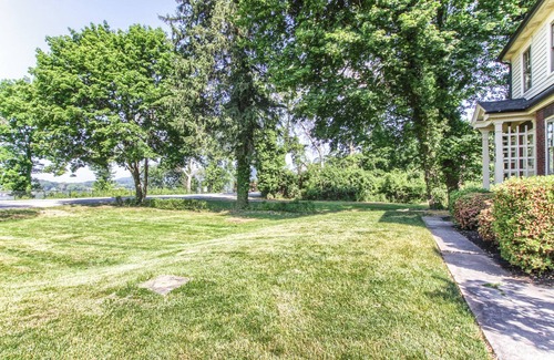 Loyalton House | Charming 3-bedroom house with WiFi, AC in serene Harrisburg