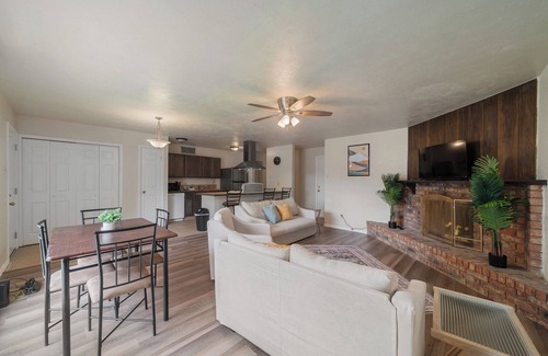 The Colony House | Charming 3-bedroom house in pleasant The Colony with WiFi, AC