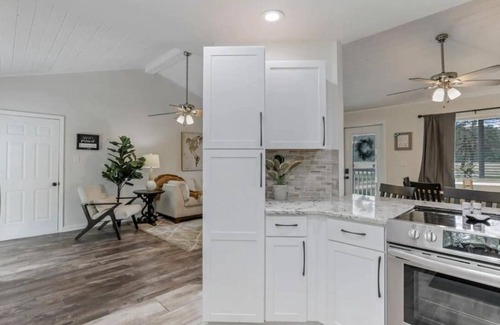 Fairfield Beach House | Charming 3-bedroom house with AC and WiFi in Thornville with Hot tube!