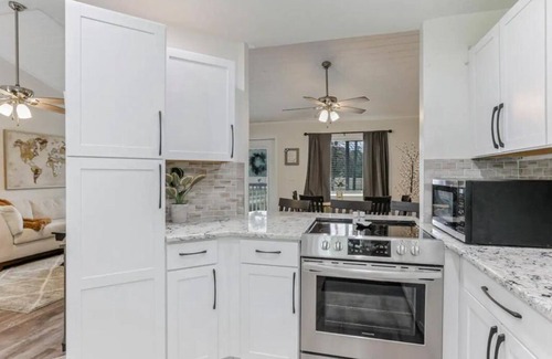 Fairfield Beach House | Charming 3-bedroom house with AC and WiFi in Thornville with Hot tube!