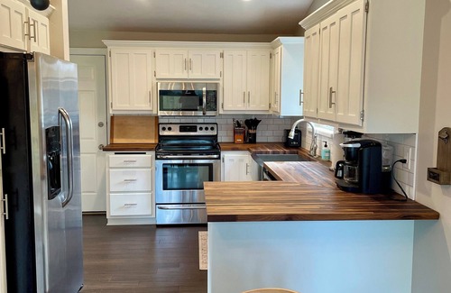 Green Bay House | Charming 3-Bedroom House 3 mi to Lambeau Field