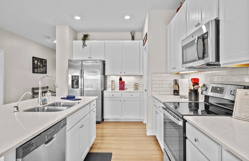 Maxwell House | Charming 3-bedroom house w/King bed in Pendleton with WiFi and AC