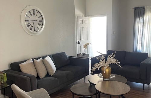 Surprise House | Charming 3-bedroom house in Surprise with AC and WiFi