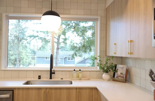 Lincoln House | Charming 3-bedroom House with Fire Place - Heart of Vancouver
