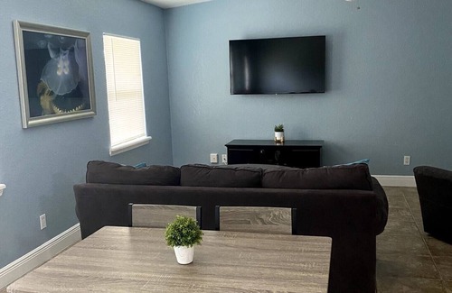 Chuluota House | Stylish 3-Bedroom Retreat with Spa and Breakfast Included