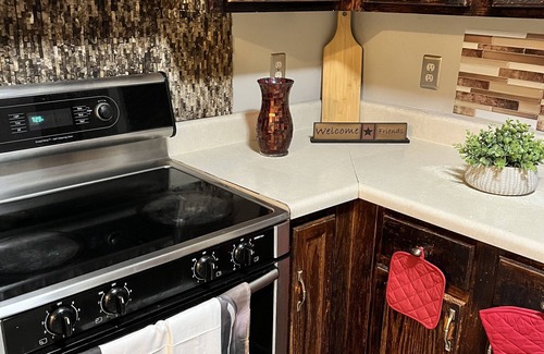 Belmont House | Stylish 3-Bedroom Home in Lithonia with Hot Tub & Breakfast