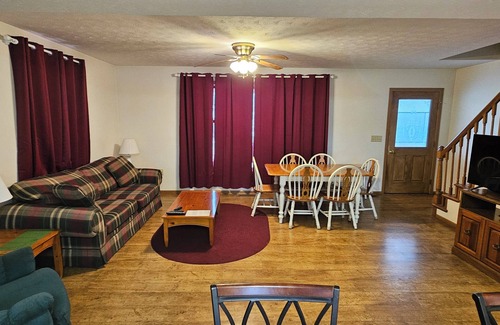 Lakeview House | Charming 3-bedroom house in Pleasant Lakeview with AC, WiFi