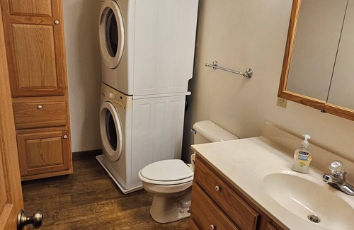 Lakeview House | Charming 3-bedroom house in Pleasant Lakeview with AC, WiFi