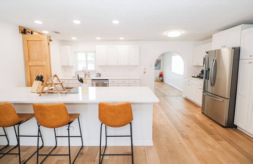 Oak Hill House | Charming 3-bedroom house in Oak Hill with a Pool and Pond