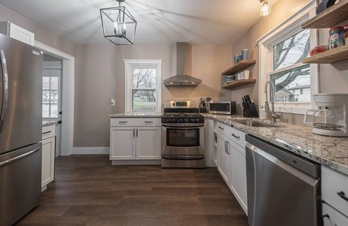 Rockford House | Charming 3-bedroom house with WiFi, AC in amazing Rockford