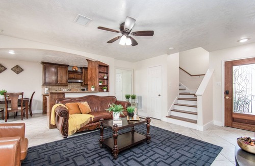 Houston House | Charming 3-bedroom house with WiFi and AC in amazing Houston