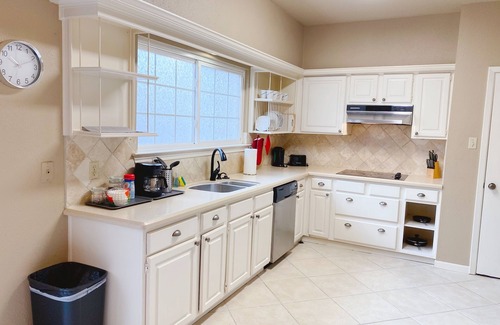 Nassau Bay House | Charming 3-bedroom House with AC, WiFi in fabulous Houston I 0.3mile NASA