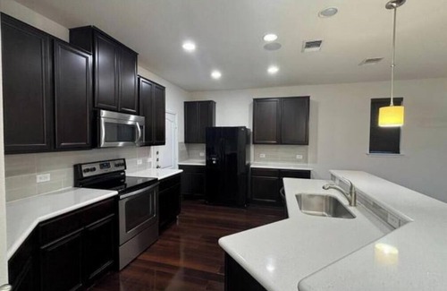 Leander House | Charming 3-bedroom house with WiFi, AC in welcoming Leander