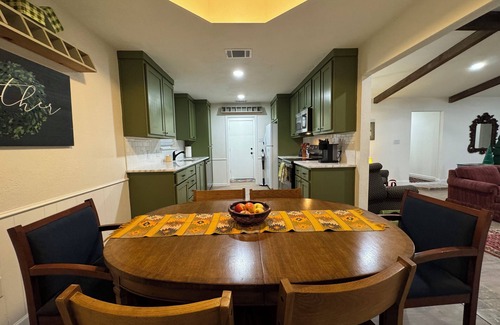Woodway House | Charming 3-bedroom house with WiFi and AC in Woodway