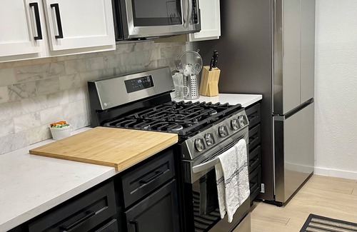 Riverside House | Charming 3-bedroom house in Austin with AC for mid-term rental