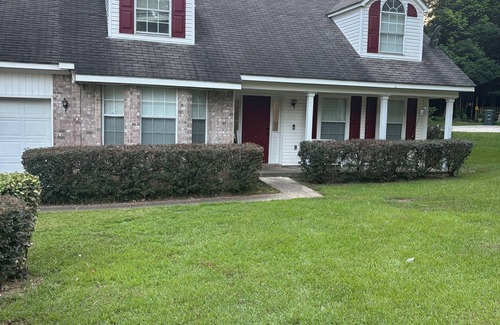 Daphne House | Charming 3-bedroom house with WiFi and AC.