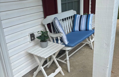 Daphne House | Charming 3-bedroom house with WiFi and AC.