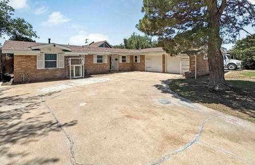 Hobbs House | Charming 3-bedroom house with WiFi, and an one of a kind indoor pool