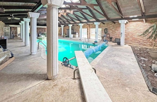 Hobbs House | Charming 3-bedroom house with WiFi, and an one of a kind indoor pool