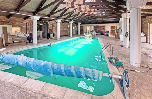 Hobbs House | Charming 3-bedroom house with WiFi, and an one of a kind indoor pool