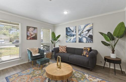 Spring Shadows House | Charming 3-bedroom house in terrific Houston with AC, WiFi