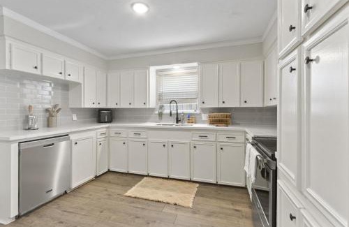 Spring Shadows House | Charming 3-bedroom house in terrific Houston with AC, WiFi