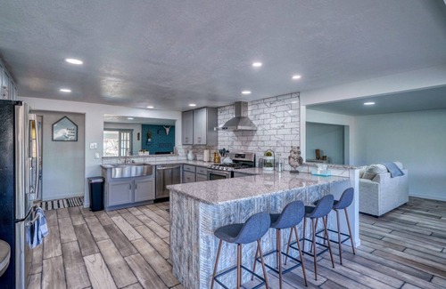Howard House | Charming 3-bedroom house on the Arkansas River, close to Salida with WiFi !
