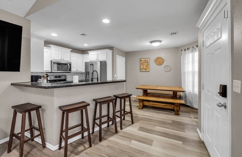 Owasso House | Charming 3-bedroom house w/KING Bed in Prime Location of Owasso w/WiFi