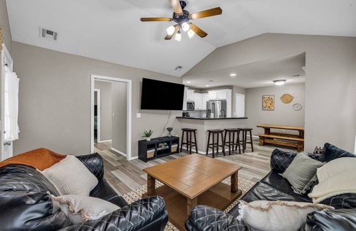 Owasso House | Charming 3-bedroom house w/KING Bed in Prime Location of Owasso w/WiFi