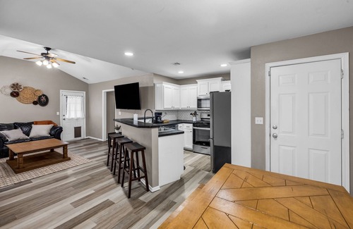 Owasso House | Charming 3-bedroom house w/KING Bed in Prime Location of Owasso w/WiFi