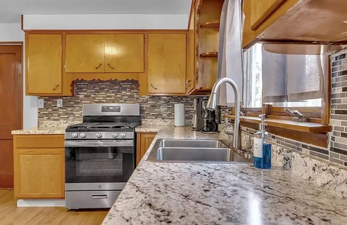 Buffalo House | Cozy 3-Bedroom Retreat in Family-Friendly South Buffalo